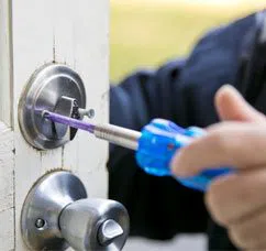 City Locksmith Store Chicopee, MA 413-240-4315 - 12-Changing-Locks